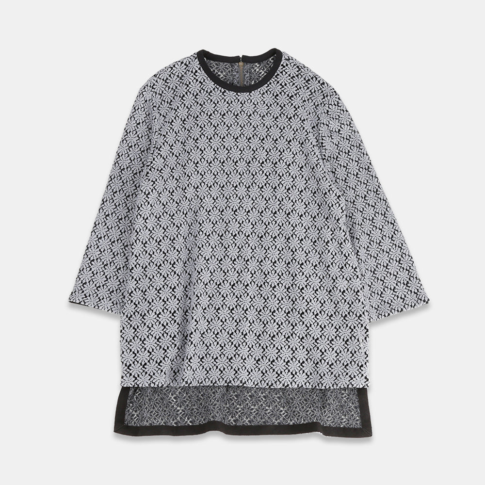 Crew neck pullover with daisy pattern lace