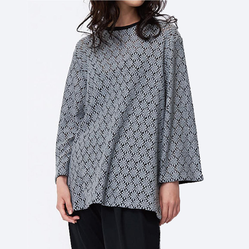 Crew neck pullover with daisy pattern lace